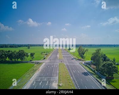 09.16.2023. Raiganj Bengale occidental Inde.vue aérienne de dessus de la route nationale passant à travers des terres agricoles vertes Banque D'Images