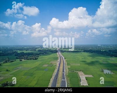 09.16.2023. Raiganj Bengale occidental Inde .vue aérienne de dessus de la route nationale passant à travers des terres agricoles vertes Banque D'Images