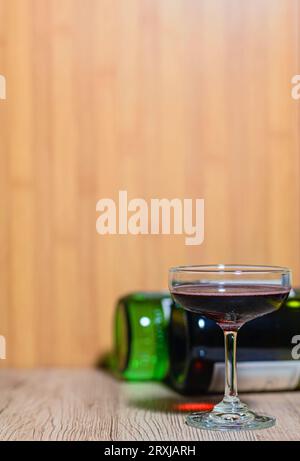 Dégustation de vins expérience verres à vin rouge et grande collection de vins en coulisses. Banque D'Images