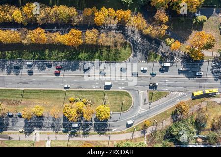 intersection de routes d'autoroute très fréquentée avec la circulation automobile. vue aérienne de dessus. Banque D'Images