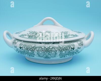 vintage français tureen blanc avec motif floral noir isolé sur fond bleu Banque D'Images