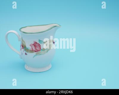 tasse de thé vintage isolé sur fond bleu. Tasse à thé antique avec motif de fleurs style asiatique Banque D'Images
