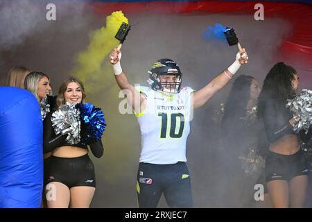 Duesseldorf, Allemagne. 24 septembre 2023. Football américain : Ligue professionnelle ELF, Rhein Fire - Stuttgart Surge, play-off round, finale. Florian Lengauer, de Stuttgart, arrive. Crédit : Federico Gambarini/dpa/Alamy Live News Banque D'Images