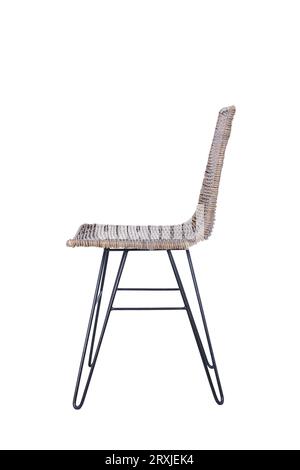 Chaise en osier faite à la main en rotin. Image isolée sur fond blanc Banque D'Images
