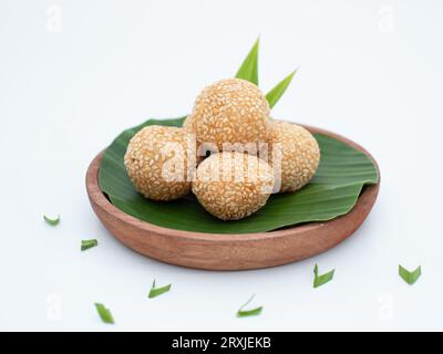 Onde onde ou boule de graines de sésame sur une assiette avec feuille de bananier, nourriture traditionnelle populaire en Indonésie Banque D'Images