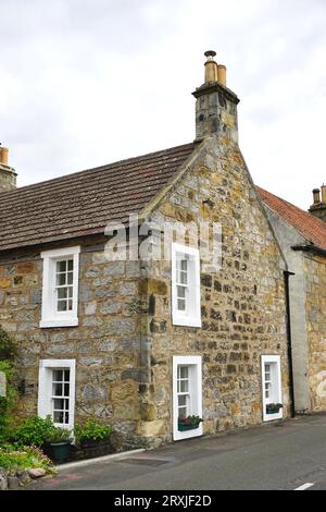 Maison historique en pierre dans le village de Culross, Fife, Écosse. Beaucoup de maisons et de bâtiments ont été restaurés et servent de résidences louées Banque D'Images