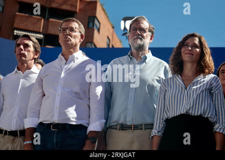 Madrid, Espagne. 24 septembre 2023. L'ancien président Jose Maria Aznar (de gauche à droite), le candidat à la présidence du Parti populaire Alberto Nuñez Feijoo, l'ancien président Mariano Rajoy et Isabel Diaz Ayuso, première ministre du gouvernement régional de Madrid, participent à un rassemblement contre une éventuelle loi d'amnistie pour les partisans de l'indépendance catalane accusés à Madrid. Crédit : Cesar Luis de Luca/dpa/Alamy Live News Banque D'Images