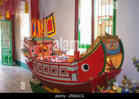 Vietnam : maquette d'un bateau de marchand chinois dans la salle d'assemblée du Fujian (Phuc Kien), à Hoi an. Phuc Kien est le Vietnamien pour Fujian, et ceci, le plus riche des plusieurs halls de l'Assemblée chinoise à Hoi an, a été fondée par des marchands de la province du Fujian. Il sert également de temple dédié à Thien Hau, une déesse qui s'occupe particulièrement des marins comme les marchands du Fujian dans le passé. La ville historique de Hoi an est située sur la rivière Thu bon à 30 km au sud de Danang. À l'époque des seigneurs Nguyen (1558 - 1777) et sous les premiers empereurs Nguyen, Hoi an était un port important. Banque D'Images