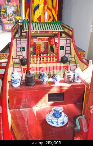 Vietnam : maquette d'un bateau de marchand chinois dans la salle d'assemblée du Fujian (Phuc Kien), à Hoi an. Phuc Kien est le Vietnamien pour Fujian, et ceci, le plus riche des plusieurs halls de l'Assemblée chinoise à Hoi an, a été fondée par des marchands de la province du Fujian. Il sert également de temple dédié à Thien Hau, une déesse qui s'occupe particulièrement des marins comme les marchands du Fujian dans le passé. La ville historique de Hoi an est située sur la rivière Thu bon à 30 km au sud de Danang. À l'époque des seigneurs Nguyen (1558 - 1777) et sous les premiers empereurs Nguyen, Hoi an était un port important. Banque D'Images