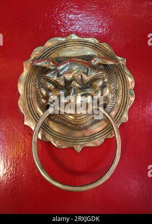 Vietnam : poignée de porte sur l'entrée principale du sanctuaire, salle d'assemblée du Fujian (Phuc Kien), Hoi an. Phuc Kien est le Vietnamien pour Fujian, et ceci, le plus riche des plusieurs halls de l'Assemblée chinoise à Hoi an, a été fondée par des marchands de la province du Fujian. Il sert également de temple dédié à Thien Hau, une déesse qui s'occupe particulièrement des marins comme les marchands du Fujian dans le passé. La ville historique de Hoi an est située sur la rivière Thu bon à 30 km au sud de Danang. À l'époque des seigneurs Nguyen (1558 - 1777) et sous les premiers empereurs Nguyen, Hoi an était un port important. Banque D'Images
