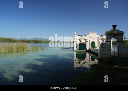 Bains publics sur le lac de Banyoles, lac de Banyoles, Banyoles, Cataluña, Catalogne, Espagne, Europe Banque D'Images