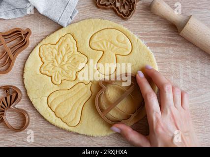 Préparation de biscuits festifs pour la cuisson au four. Biscuits prêts à cuire en forme de feuilles d'automne et de citrouilles. Banque D'Images