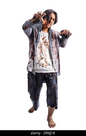 Un zombie effrayant avec du sang et des blessures sur son corps marchant isolé sur un fond blanc Banque D'Images