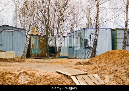 Petites maisons temporaires de constructeurs à partir de conteneurs sur un site de construction industrielle. Ville de construction modulaire en bloc avec maisons de change pour les travailleurs. Banque D'Images