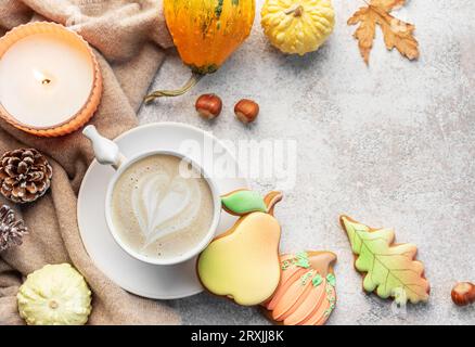 Biscuits maison multicolores d'automne et tasse de café sur fond de béton. Banque D'Images