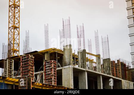 Grand ciment de béton moderne en construction nouveau bâtiment moderne de construction de bloc de cadre monolithique avec fenêtres, murs et balcons. Banque D'Images