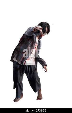 Un zombie effrayant avec du sang et des blessures sur son corps marchant isolé sur un fond blanc Banque D'Images