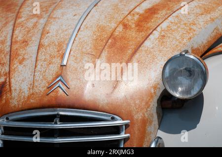 Détail de 2CV rouillée, bouchon RN 20 à Souillac, Lot département Banque D'Images