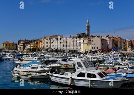 Parfaite journée ensoleillée à Rovinj, Croatie, fin mars 2016. Photographié depuis la promenade du front de mer d'Obala Alda Rismonda Banque D'Images