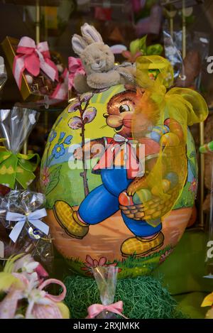 Un lapin farci sur un œuf de Pâques géant avec un joli lapin peint Chubby au Christmas & Easter Store à Salzbourg, en Autriche, vers Pâques 2016 Banque D'Images