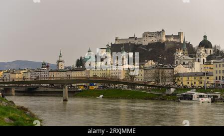 Vieille ville de Salzbourg et le pont Marko-Feingold-Steg sur la rivière Salzach. Salzbourg, Autriche Banque D'Images