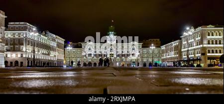 Scène de nuit sur la Piazza Unità dItalia/place de l'unité d'Italie au printemps 2016, Trieste, Italie Banque D'Images