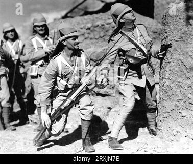 Soldats britanniques dans la scène de bataille DES QUATRE PLUMES 1939 réalisateur ZOLTAN KORDA Novel A.E.W. Mason scénario R.C. Sherriff musique Miklos Rozsa producteur Alexander Korda London film Productions / United Artists Banque D'Images