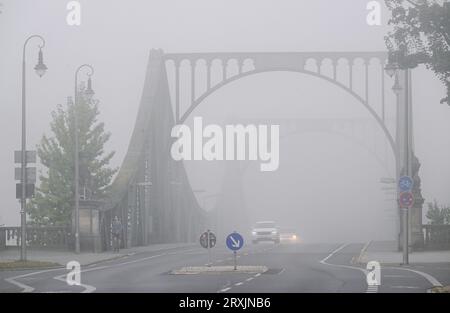 Potsdam, Allemagne. 26 septembre 2023. Les voitures traversant le pont de Glienicke en direction de Berlin le matin allumèrent leurs phares à cause du brouillard dense. Crédit : Soeren Stache/dpa/Alamy Live News Banque D'Images