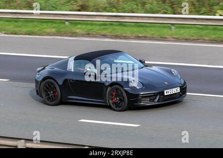 2022 Porsche 911 Targa 4 GTS essence 2dr voiture de sport roulant à grande vitesse sur l'autoroute M6 dans le Grand Manchester, Royaume-Uni Banque D'Images