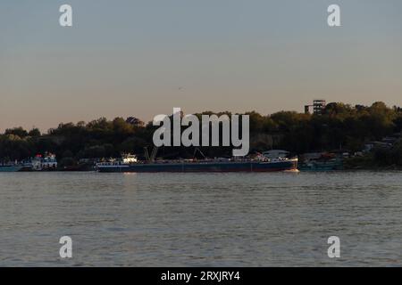Belgrade, Serbie, 2 septembre 2023 : Péniche fluviale intérieure TANGER naviguant le long du Danube en amont Banque D'Images