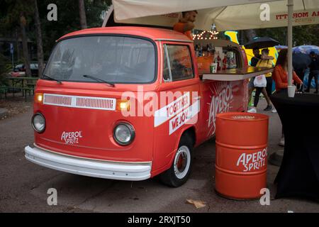 Belgrade, Serbie, 24 septembre 2023 : le fourgon classique VW transporter T2 converti en bar à cocktails mobile stationné sur le Danube à Zemun Banque D'Images