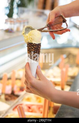 Gros plan d'une femme préparant une crème glacée avec une saveur Banque D'Images