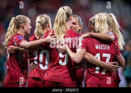 Viborg, Danemark. 22 septembre 2023. Les joueuses danoises célèbrent la victoire d'Amalie Vangsgaard (9) lors du match de la Ligue des nations féminine de l'UEFA entre le Danemark et l'Allemagne au Viborg Stadium de Viborg vendredi 22 septembre 2023. Crédit : Ritzau/Alamy Live News Banque D'Images