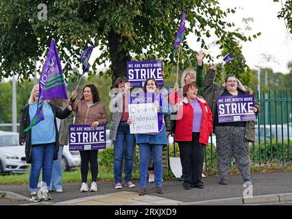 Les travailleurs de soutien scolaire, qui sont membres de Unison, Unite et GMB Scotland, sur la ligne de piquetage à Portobello High School à Édimbourg. Le personnel scolaire essentiel, y compris les nettoyeurs, les concierges et les travailleurs de soutien, a été enfermé dans un conflit salarial, avec une nouvelle offre estimée à 580 millions de livres sterling. Date de la photo : mardi 26 septembre 2023. Banque D'Images