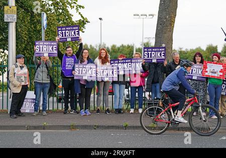 Les travailleurs de soutien scolaire, qui sont membres de Unison, Unite et GMB Scotland, sur la ligne de piquetage à Portobello High School à Édimbourg. Le personnel scolaire essentiel, y compris les nettoyeurs, les concierges et les travailleurs de soutien, a été enfermé dans un conflit salarial, avec une nouvelle offre estimée à 580 millions de livres sterling. Date de la photo : mardi 26 septembre 2023. Banque D'Images