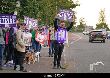 Les travailleurs de soutien scolaire, qui sont membres de Unison, Unite et GMB Scotland, sur la ligne de piquetage à Portobello High School à Édimbourg. Le personnel scolaire essentiel, y compris les nettoyeurs, les concierges et les travailleurs de soutien, a été enfermé dans un conflit salarial, avec une nouvelle offre estimée à 580 millions de livres sterling. Date de la photo : mardi 26 septembre 2023. Banque D'Images