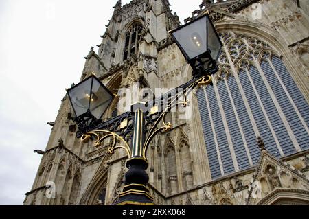 Lampadaires à gaz vintage à l'extérieur. York Minster. York, Royaume-Uni. Banque D'Images