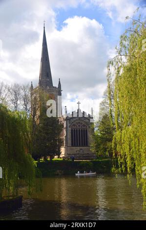 Les gens en bateau aviron sur la rivière Avon près de l'église paroissiale Holy Trinity d'Angleterre, Stratford-upon-Avon, Warwickshire, West Midlands, Angleterre, ROYAUME-UNI. Banque D'Images