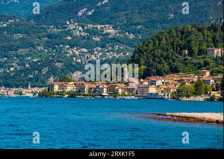 La ville de Bellagio, et en arrière-plan la ville de Varenna, sur le lac de Côme. Banque D'Images
