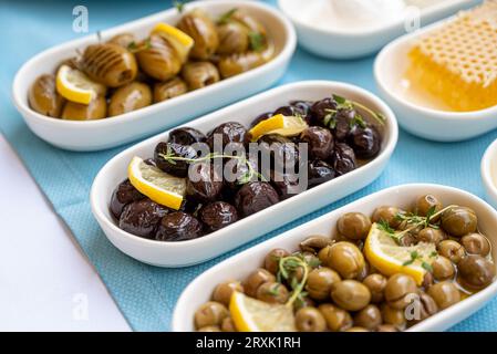 Trois différents types d'olives placés sur une table de petit déjeuner turque traditionnelle Banque D'Images