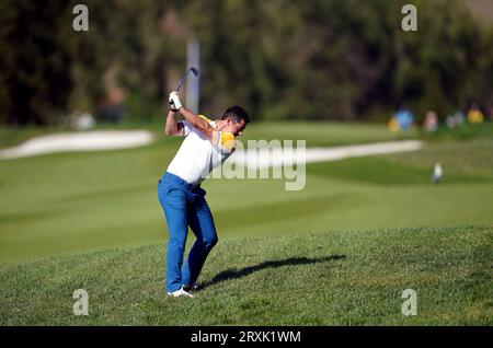 Rory McIlroy, de l'équipe Europe, joue son deuxième coup le 2e, lors d'une ronde d'essais au Marco Simone Golf and Country Club, Rome, Italie, avant la Ryder Cup 2023. Date de la photo : mardi 26 septembre 2023. Banque D'Images