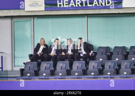 Chelsea , Londres, Royaume-Uni. 24 septembre 2023 Chelsea football Club joue Aston Villa à leur stade Stamford Bridge OPS : Chelsea Sporting directeurs (Paul Winstanley et Laurence Stewart) profondément dans la conversation pendant le match qu'ils ont continué à perdre. Banque D'Images