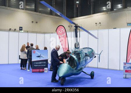 Madrid, Espagne. 25 septembre 2023. Les visiteurs regardent une exposition pendant la semaine de l'intégration de l'espace aérien Madrid à Madrid, Espagne, le 25 septembre 2023. La semaine de l'intégration de l'espace aérien Madrid se tient ici du 25 au 28 septembre et se concentre sur la gestion du trafic aérien et d'autres domaines. Des produits tels que des avions sans pilote et des taxis aériens et des services tels que la livraison express sans pilote sont affichés pendant l'événement. Crédit : Gustavo Valiente/Xinhua/Alamy Live News Banque D'Images