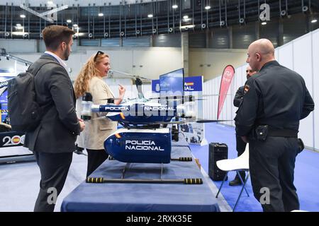 Madrid, Espagne. 25 septembre 2023. Les visiteurs regardent une exposition pendant la semaine de l'intégration de l'espace aérien Madrid à Madrid, Espagne, le 25 septembre 2023. La semaine de l'intégration de l'espace aérien Madrid se tient ici du 25 au 28 septembre et se concentre sur la gestion du trafic aérien et d'autres domaines. Des produits tels que des avions sans pilote et des taxis aériens et des services tels que la livraison express sans pilote sont affichés pendant l'événement. Crédit : Gustavo Valiente/Xinhua/Alamy Live News Banque D'Images