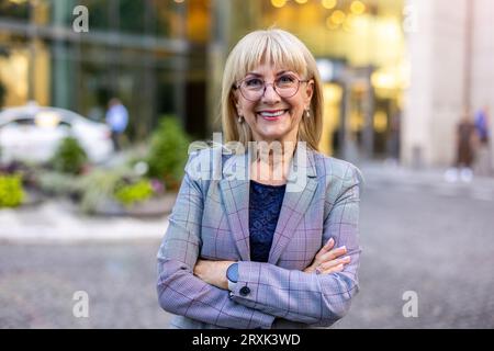 Portrait de femme d'affaires senior souriante dans la ville Banque D'Images
