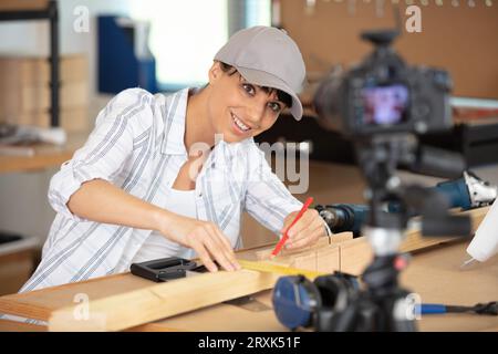 jeune femme freelance faisant un vlog Banque D'Images