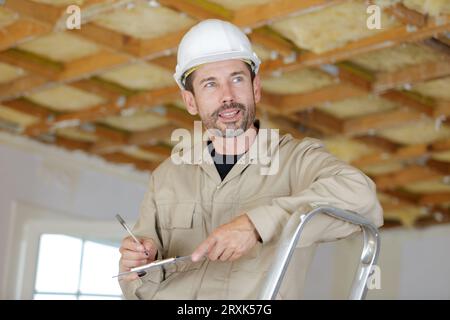 un contremaître mûr regardant vers le haut Banque D'Images