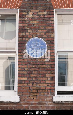 Plaque bleue commémorant les occupants Thomas Davies, Dr. Samuel Johnson et James Boswell, Russell Street, Covent Garden, London, WC2, Angleterre, Royaume-Uni Banque D'Images