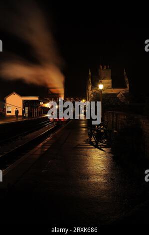 'Morayshire' avec un train de nuit en direction de l'est à la gare de Wansford. Banque D'Images