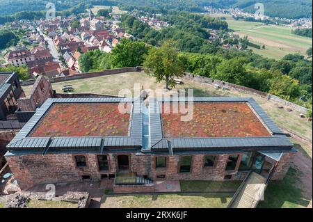 Extérieur du château de Lichtenberg avec la ville de Lichtenberg en arrière-plan, Alsace, France, Europe Banque D'Images